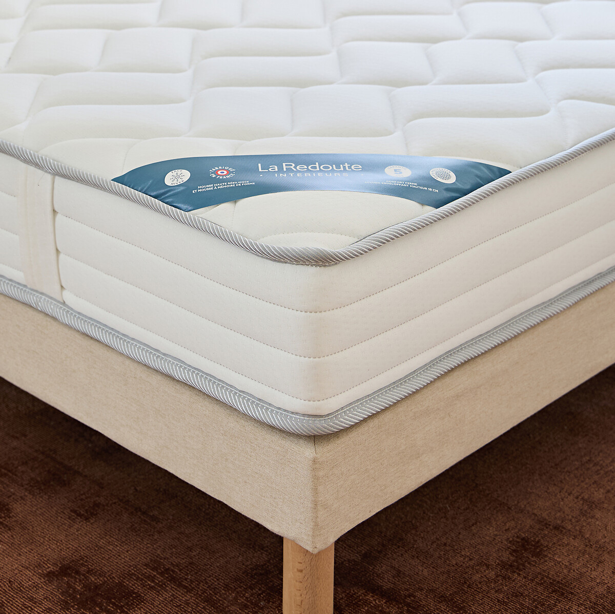 LA REDOUTE INTERIEURS<br>Base de cama estofada com 12 ripas e pés