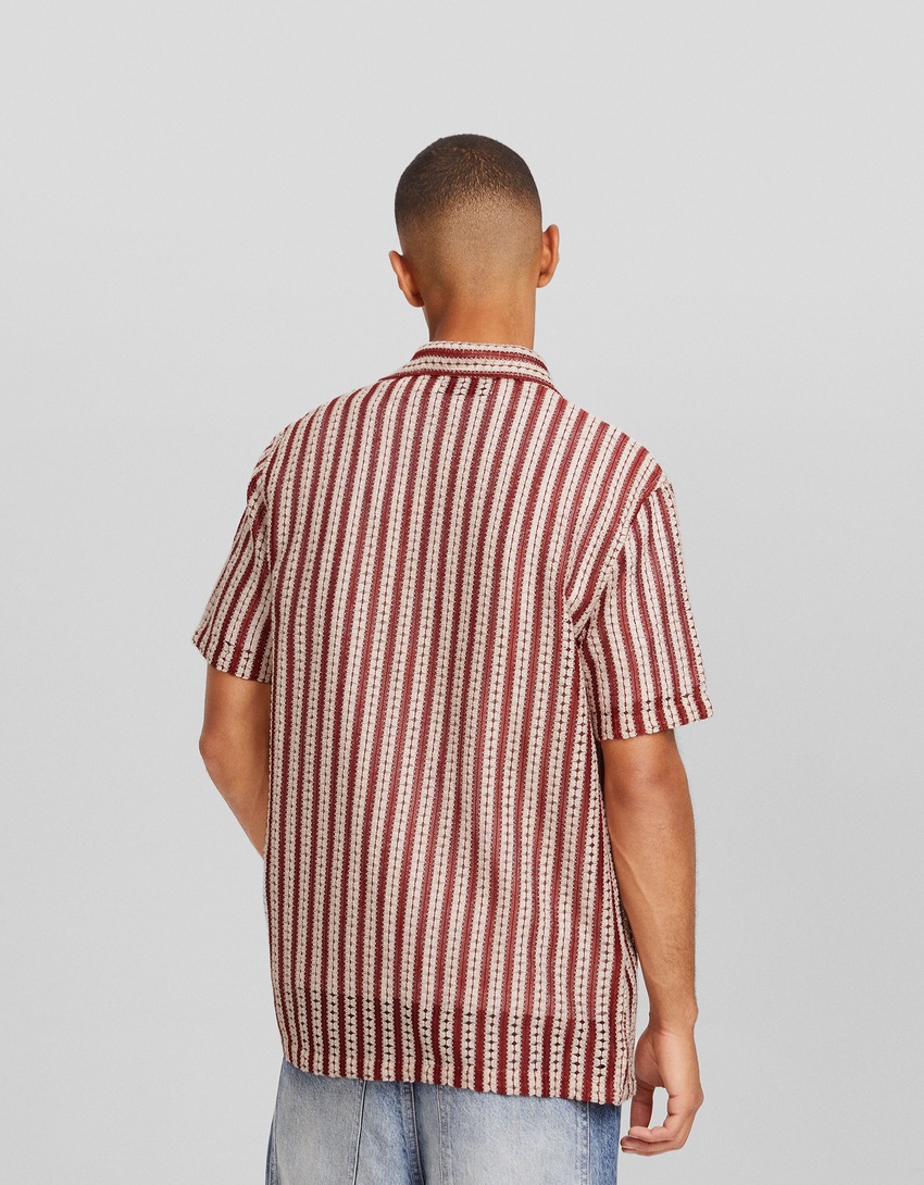 Camisa listrada de manga curta com detalhes vazados
