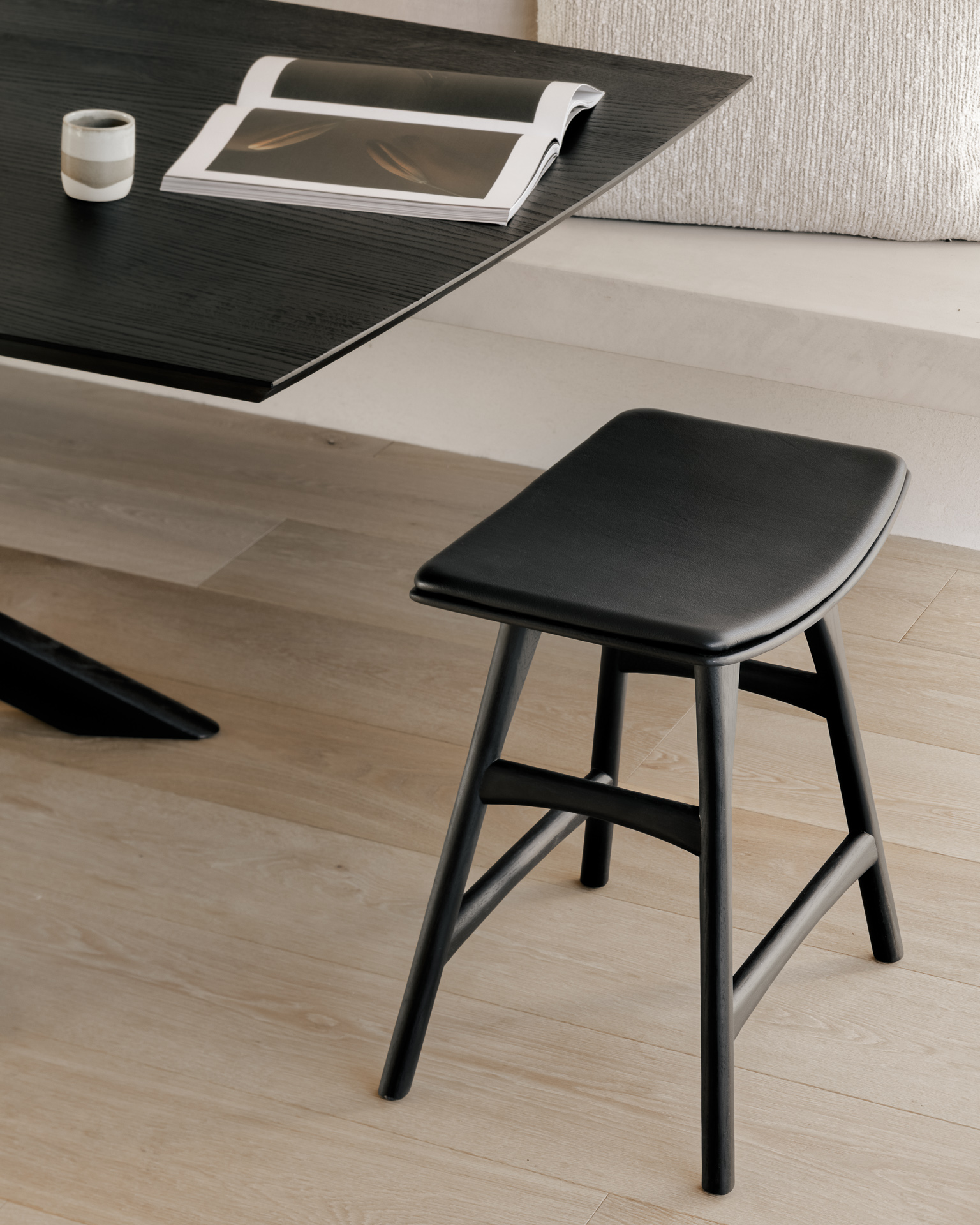 Osso kruk 45 - zwart eiken - zwart leer