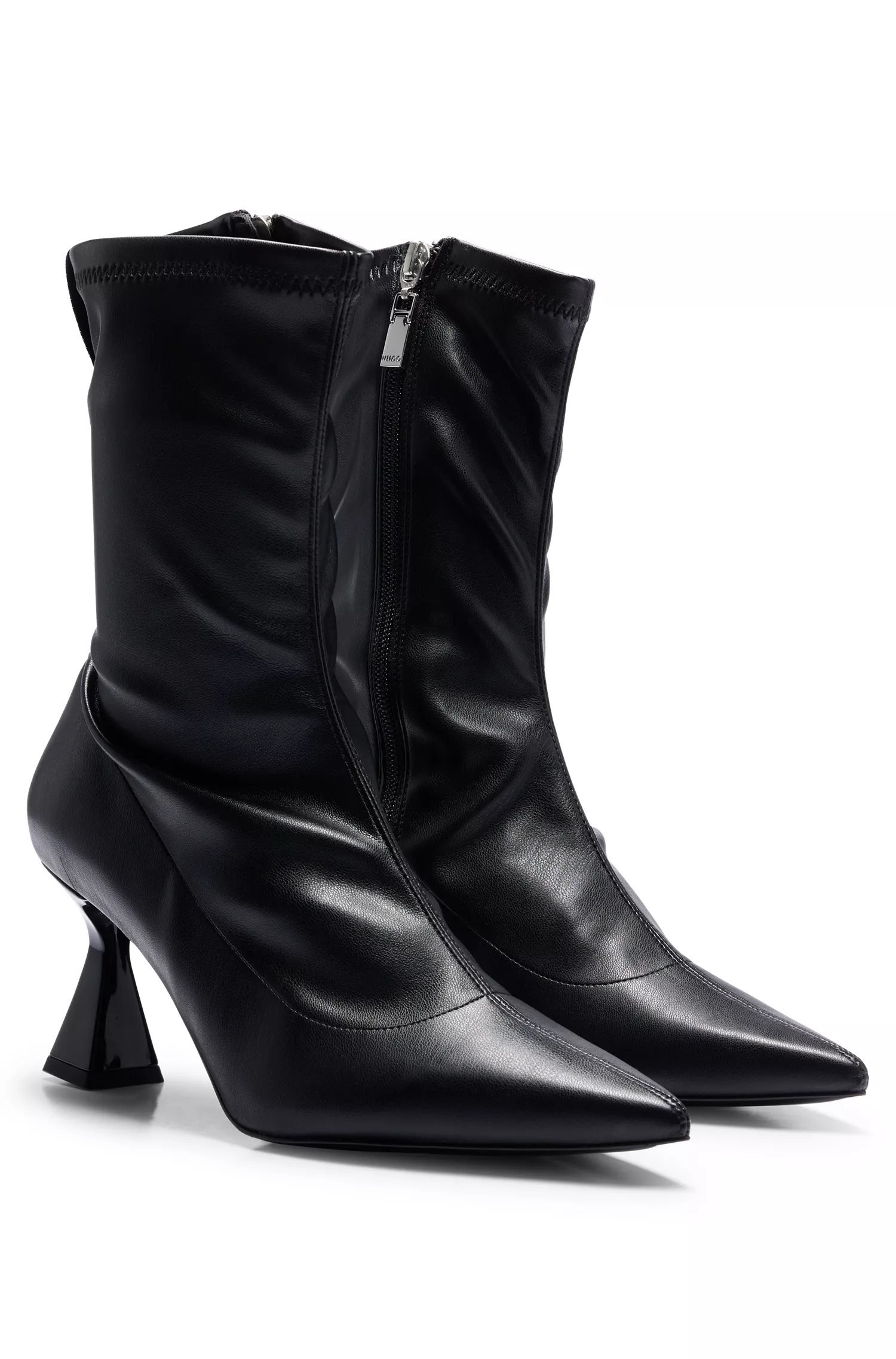 Botas HUGO vermelhas em imitação de couro com salto diferenciado.