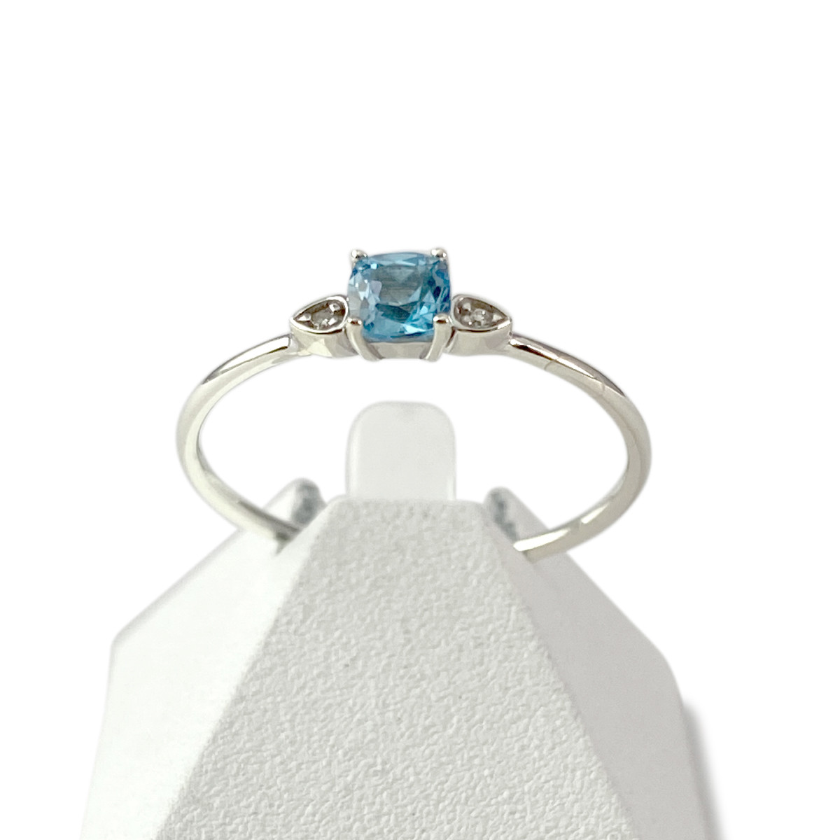 Bague d'occasion or 375 blanc topaze bleue traitée carrée et diamants