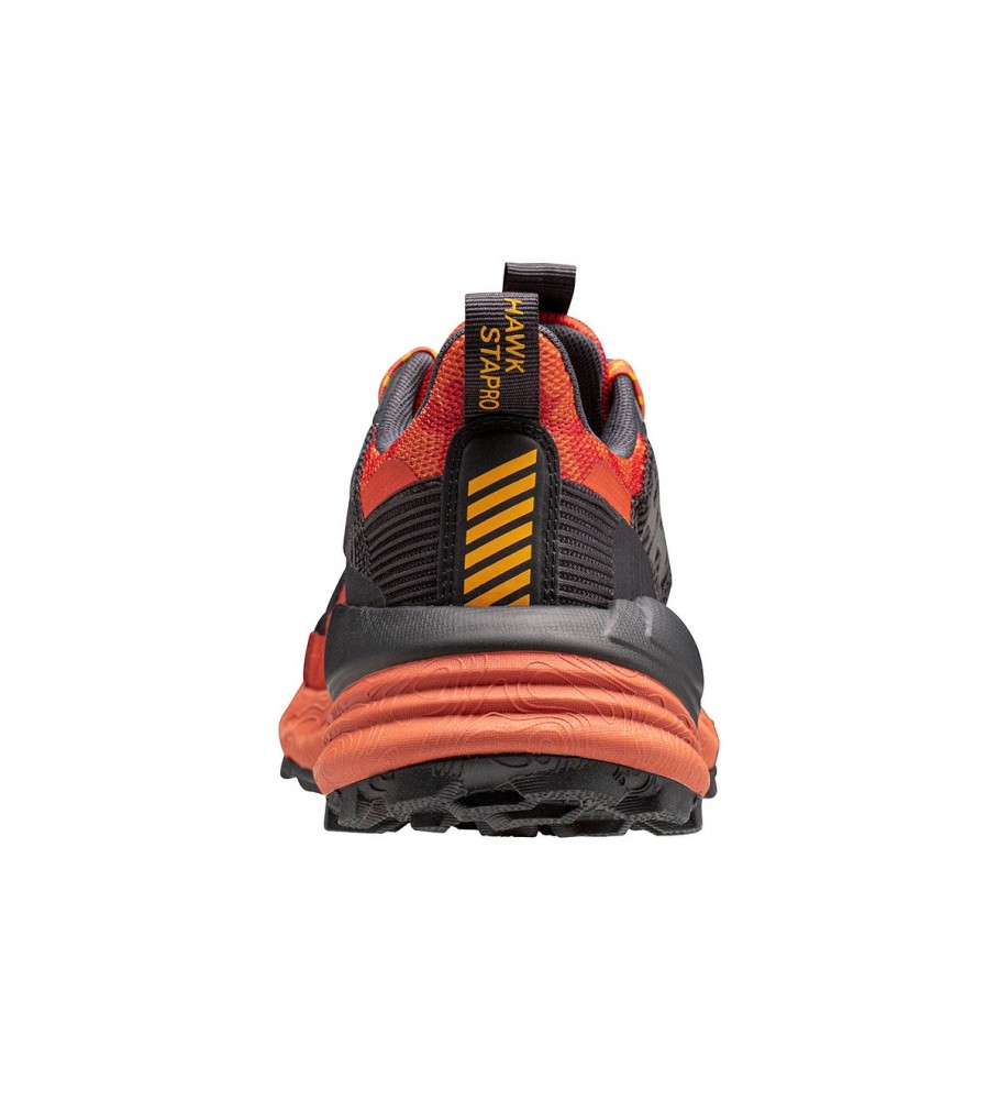Tênis de corrida Helly Hansen Trail, preto e laranja.