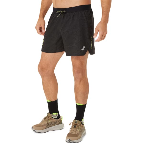 Short running ASICS FUJITRAIL ALL OVER PRINT 5IN SHORT PERFORMANCE BLACK