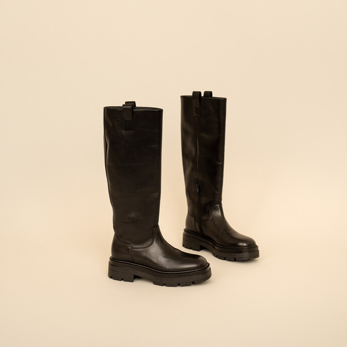 Bottes à semelles crantées et bouts carrés  en cuir noir