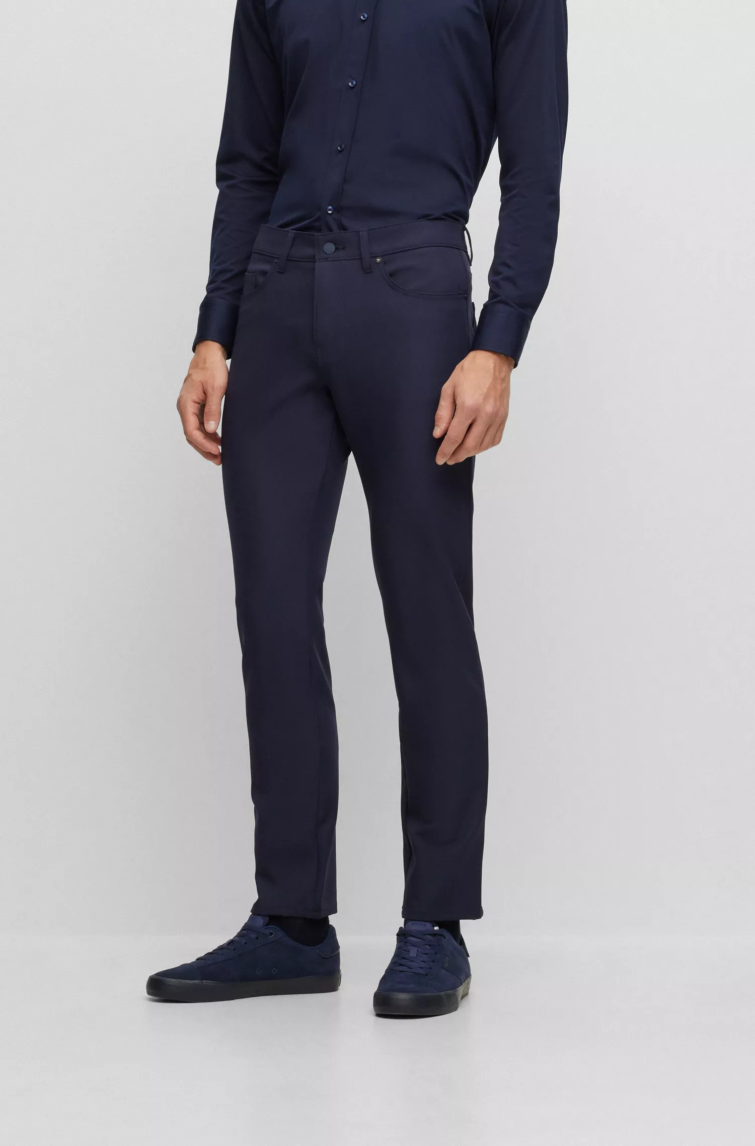 Calça jeans BOSS preta, corte slim, em denim elástico de alta performance.