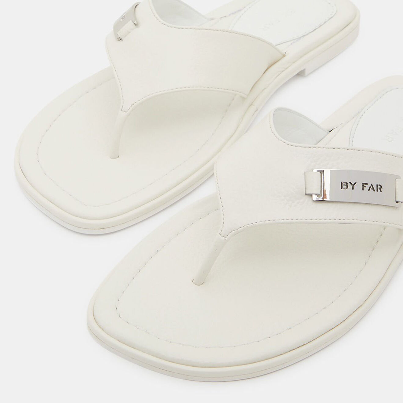 By Far Tongs en Cuir blanches