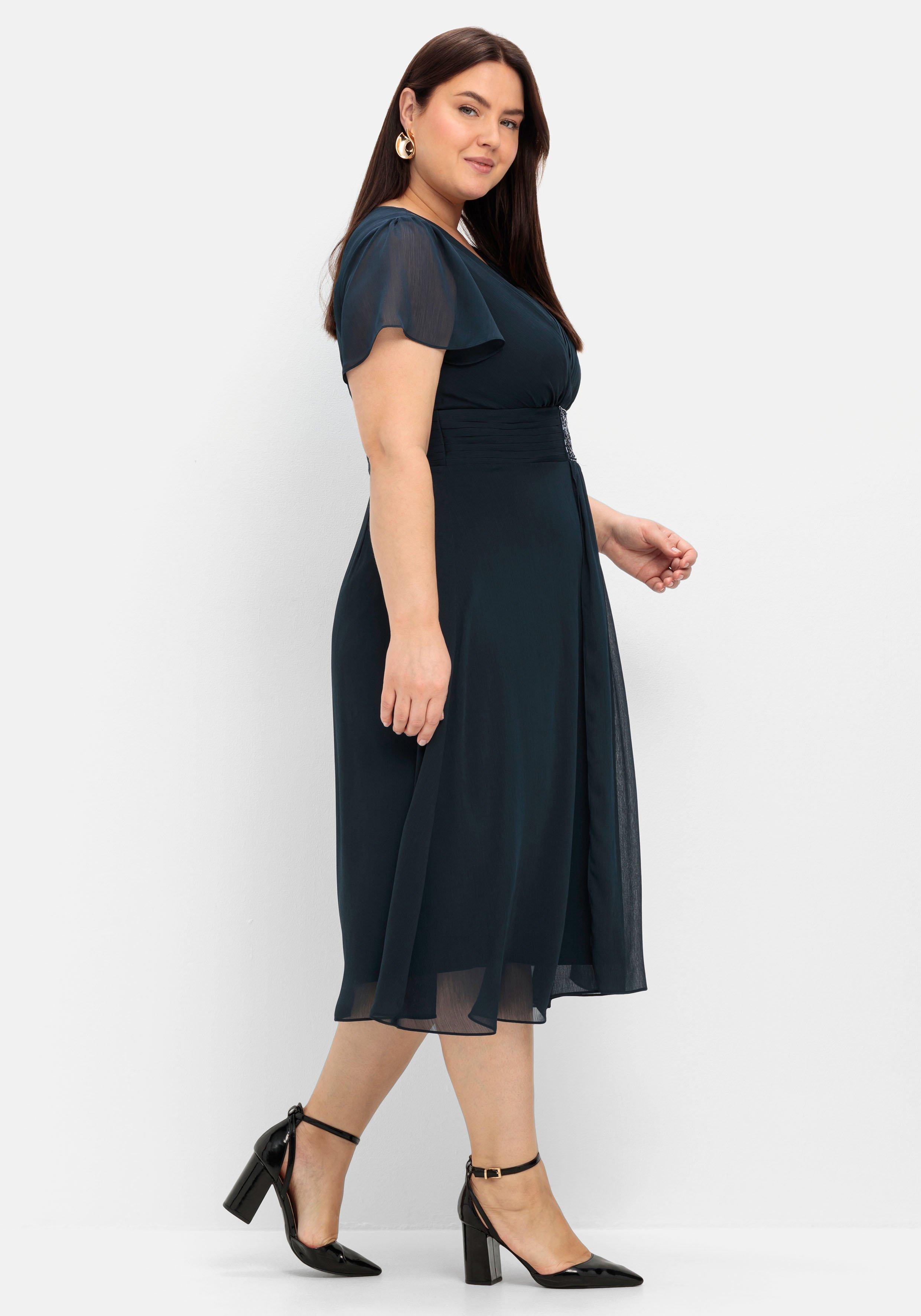 Abendkleid mit Schmuckbrosche