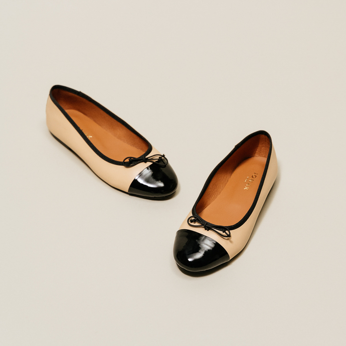 Ballerines à bouts ronds et nœuds  en vernis cuir noir et beige