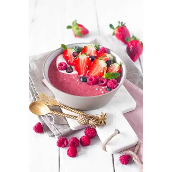 Smoothie Bowl Alice im Beerenland
