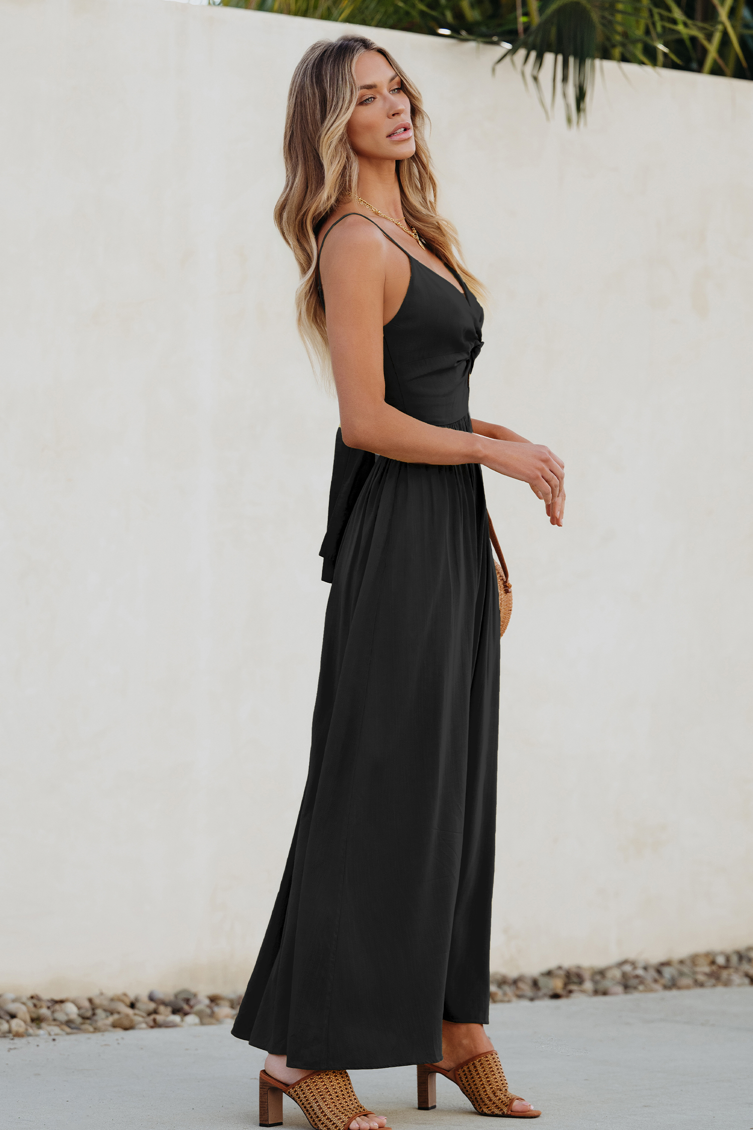 Robe maxi torsadée sur le devant avec trou de serrure noire