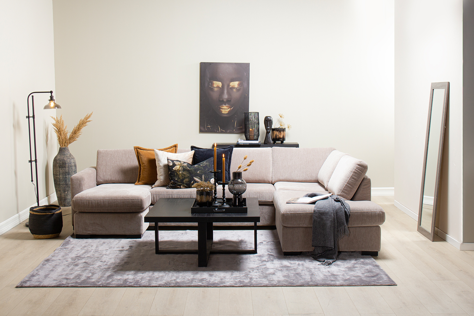 Pixel U-sofa Sjeselong venstre, 2-seter, hjørne og åpen ende høyre i tekstil Daisy 01 Beige med lav front, sorte treben W02 og arm A15. Komfort 2 puter.