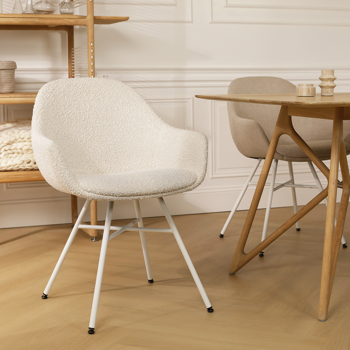 Eetkamerstoel Noa-Mae bouclé beige - wit onderstel