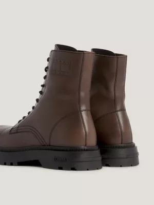Botas de cano médio com cadarço e logo em relevo