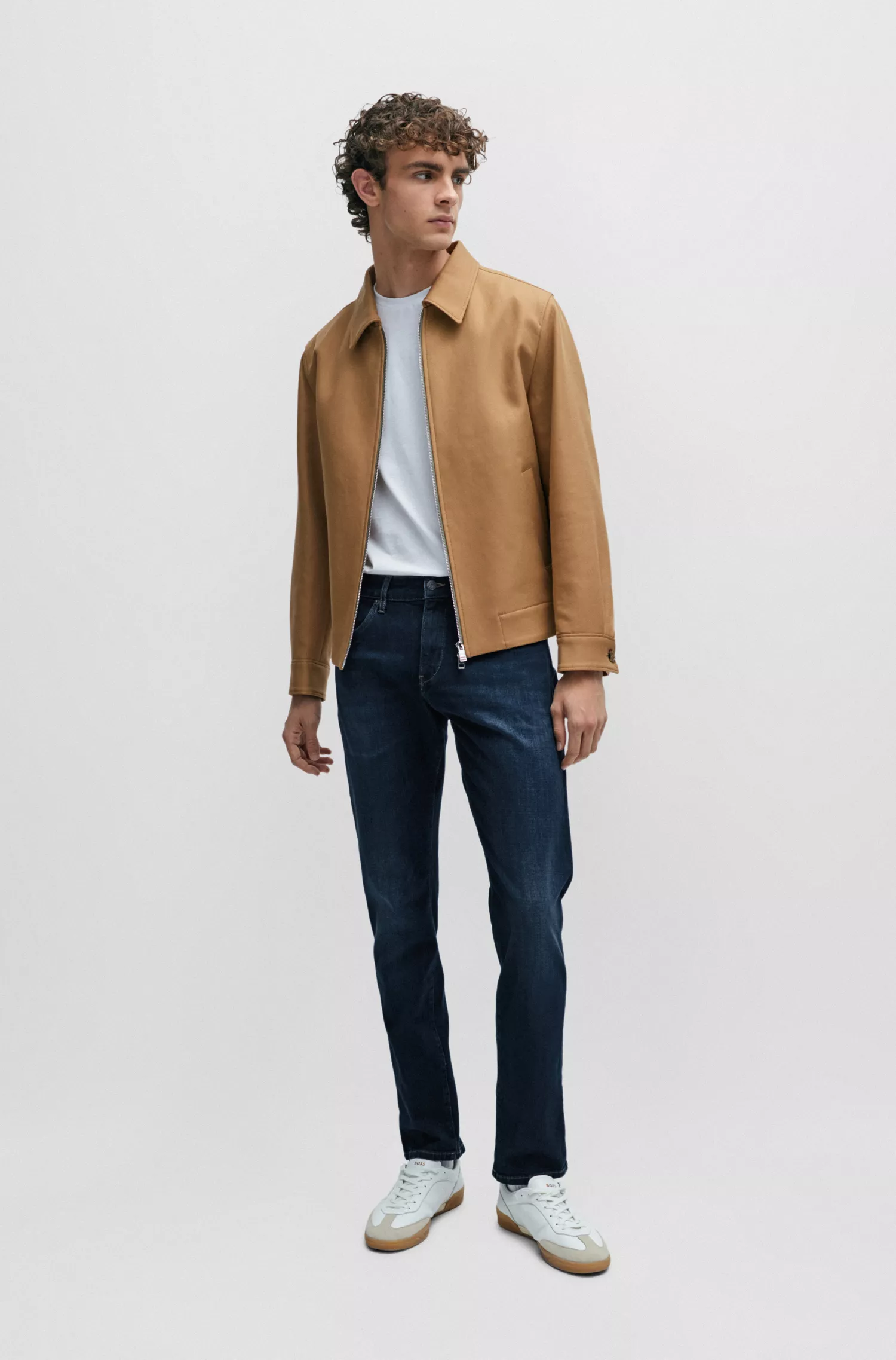 Calça jeans BOSS preta, corte slim, em denim italiano azul com toque de cashmere.