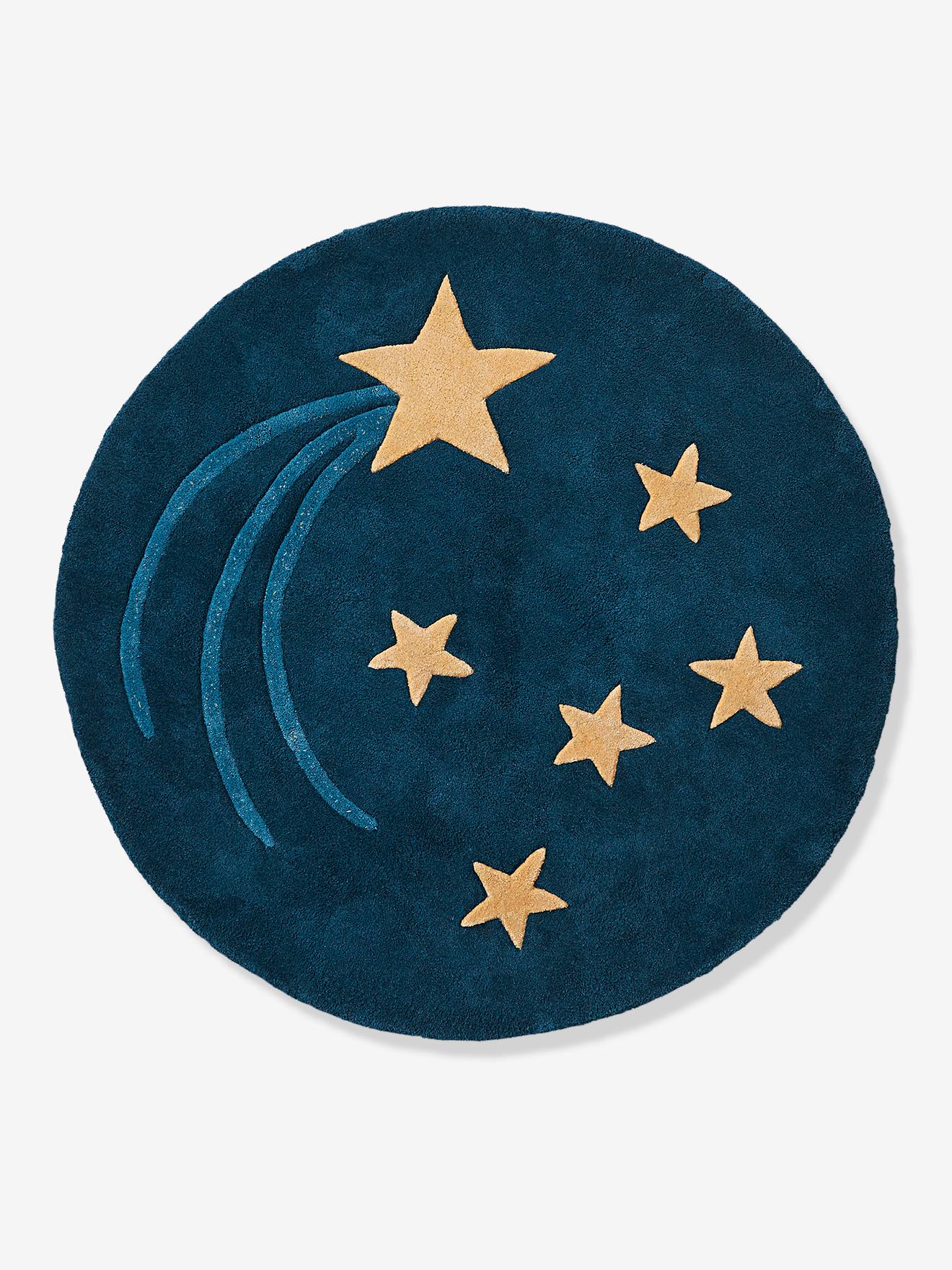 Tapete redondo tufado, liso, azul escuro, com estampa de céu estrelado.
