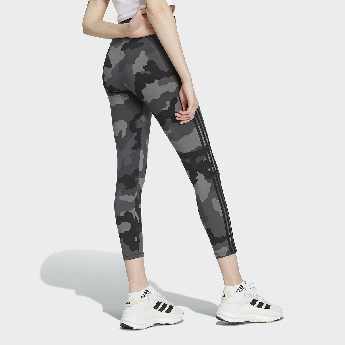 ADIDAS SPORTSWEAR<br>Legging Essentials 3 listras, estampa camuflada, 7/8