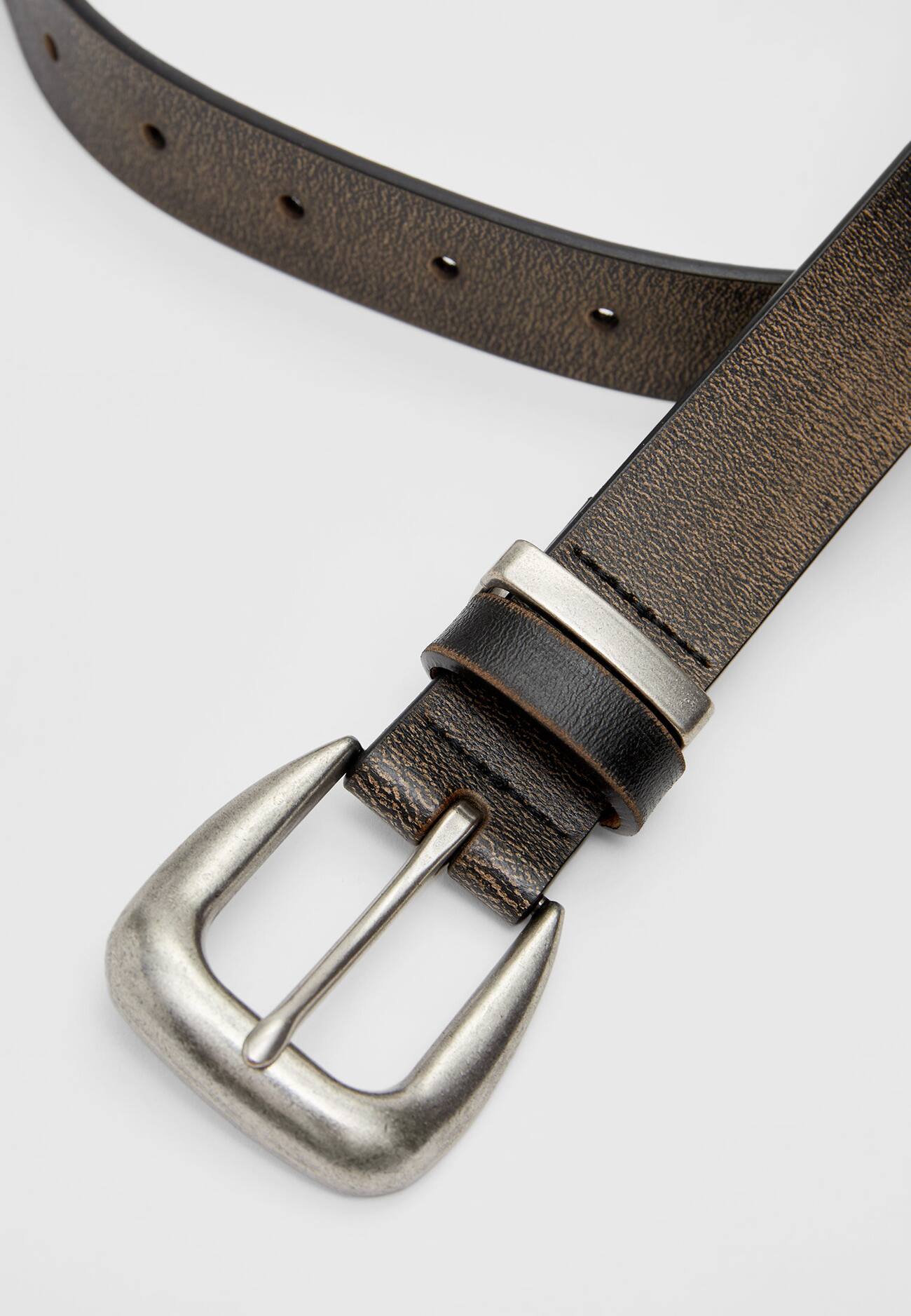 Cinto de couro envelhecido com detalhe em metal