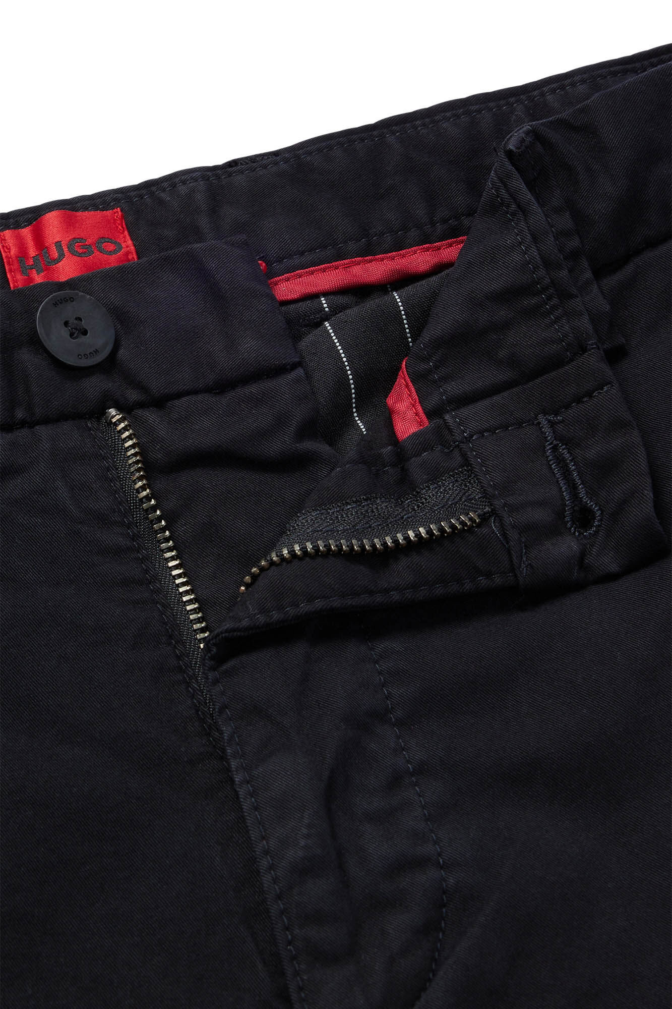 Calça chino slim fit com bolsos - preta