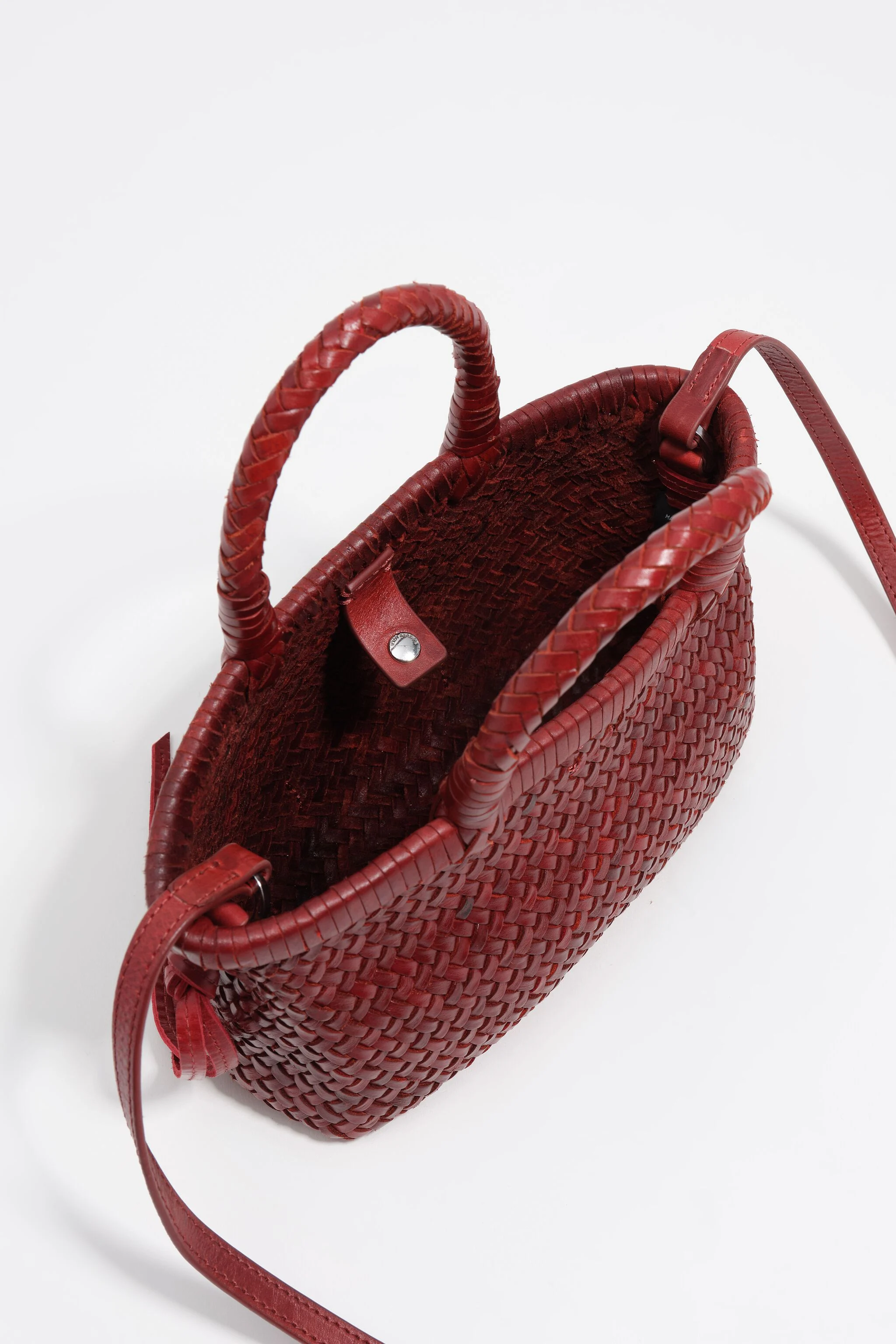 Bolsa pequena de couro trançado vermelho escuro