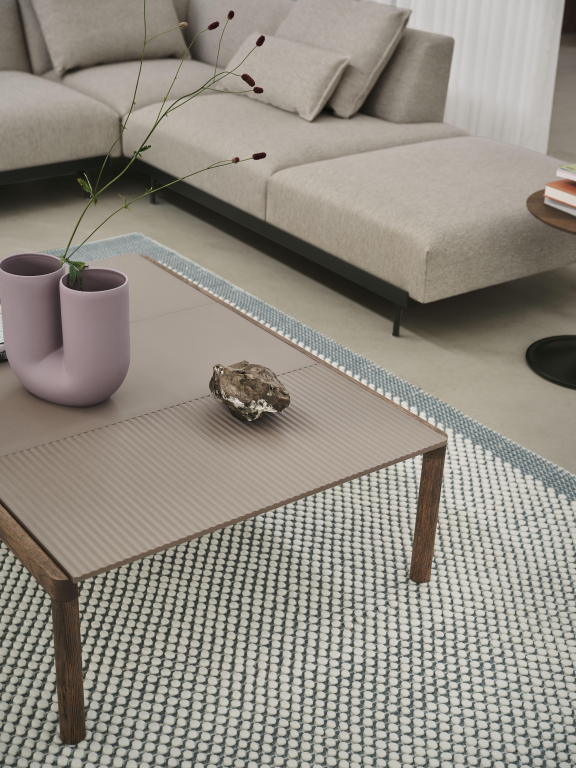 Muuto Couple salontafel 120x84 wavy donker eiken pale blue