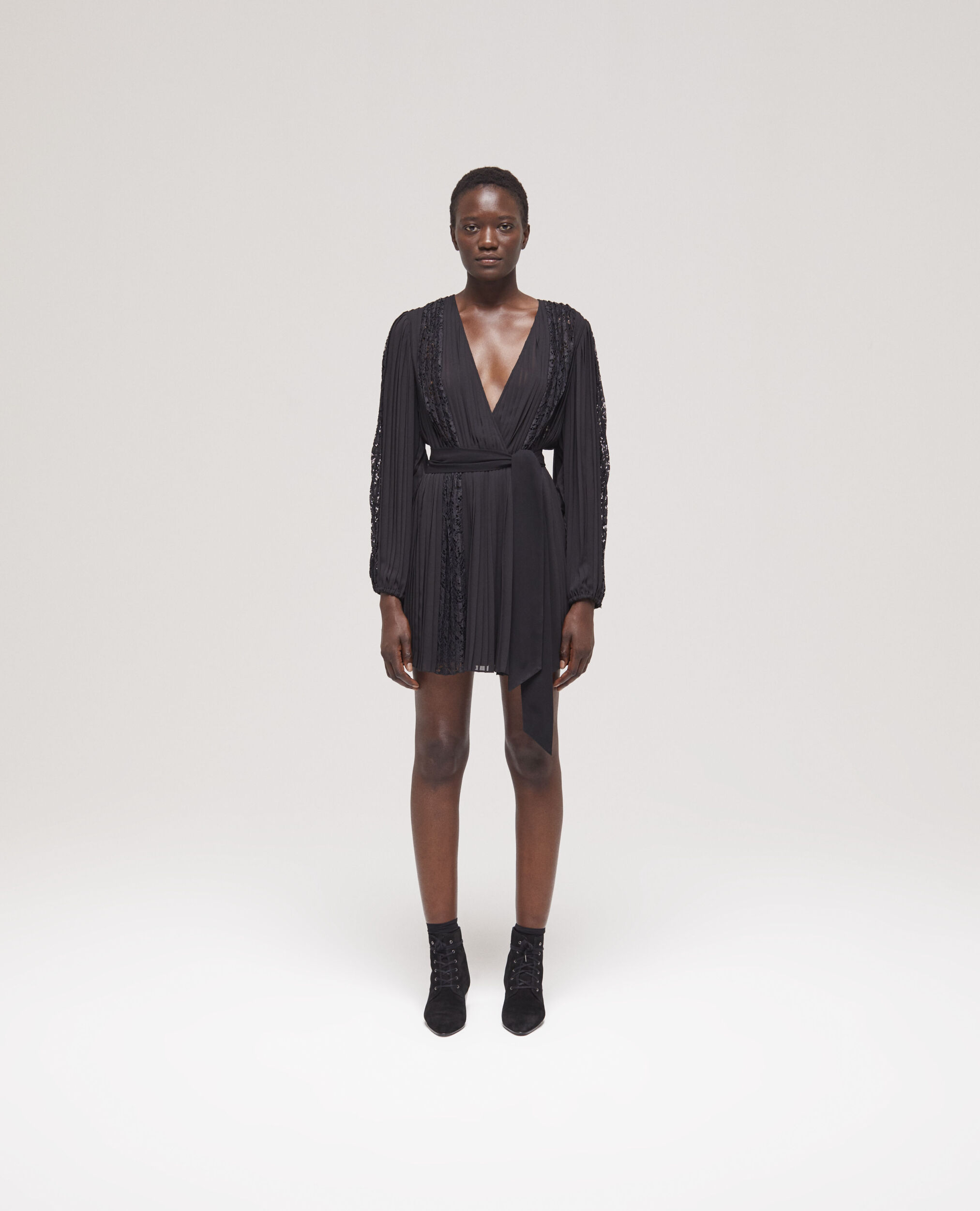 Robe courte en dentelle noire