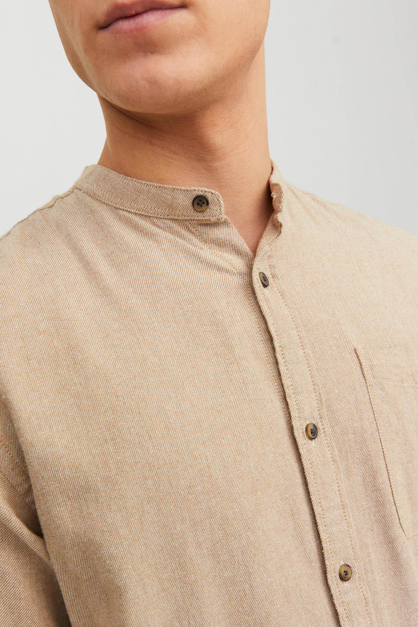 Camisa com gola mandarim, modelagem confortável.