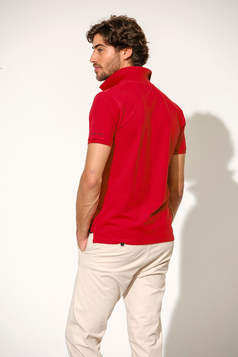 POLO COM BADGE E RISCAS NO RIB