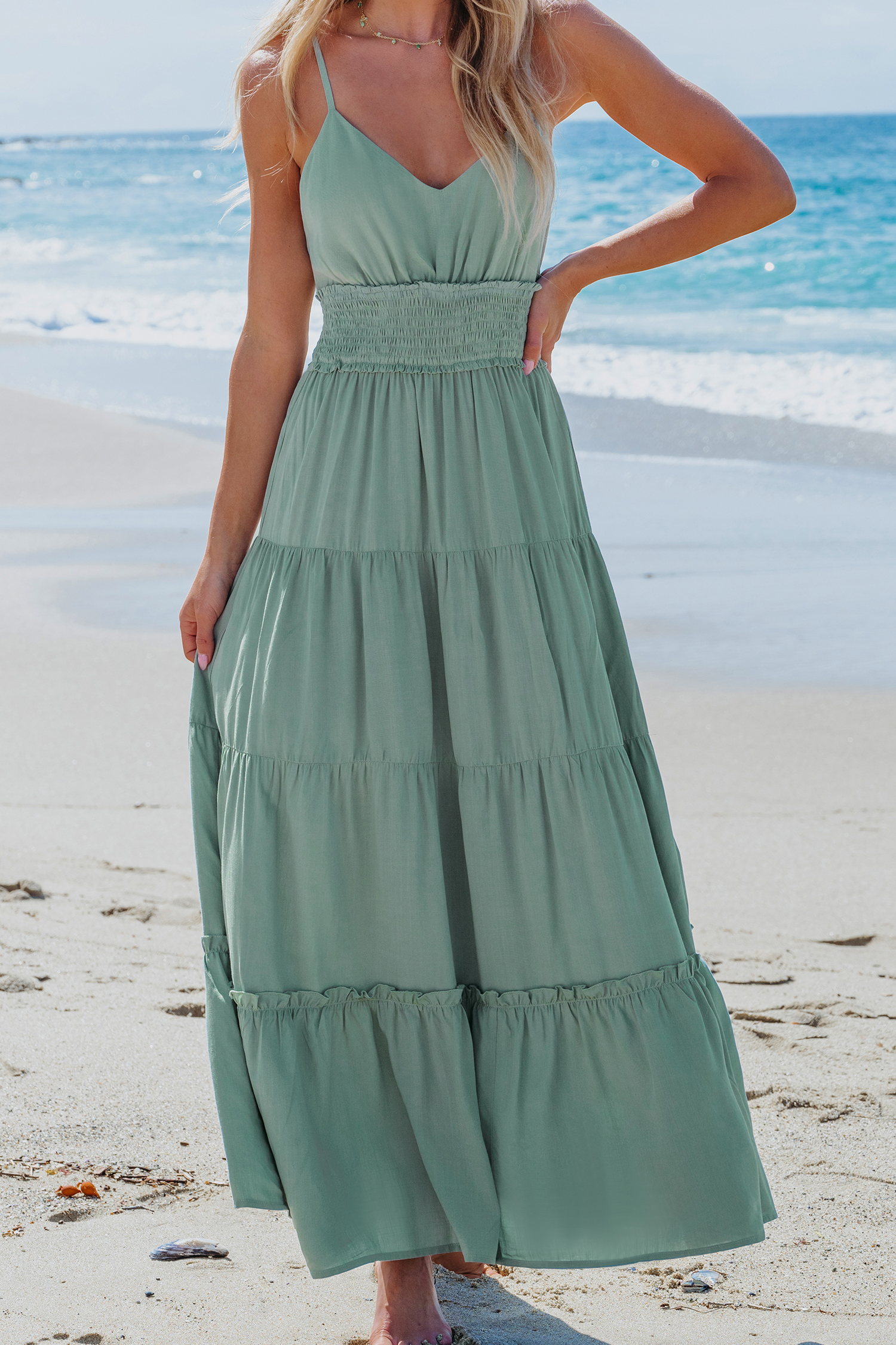 Robe maxi sans manches avec taille à smocks et ourlet à volants