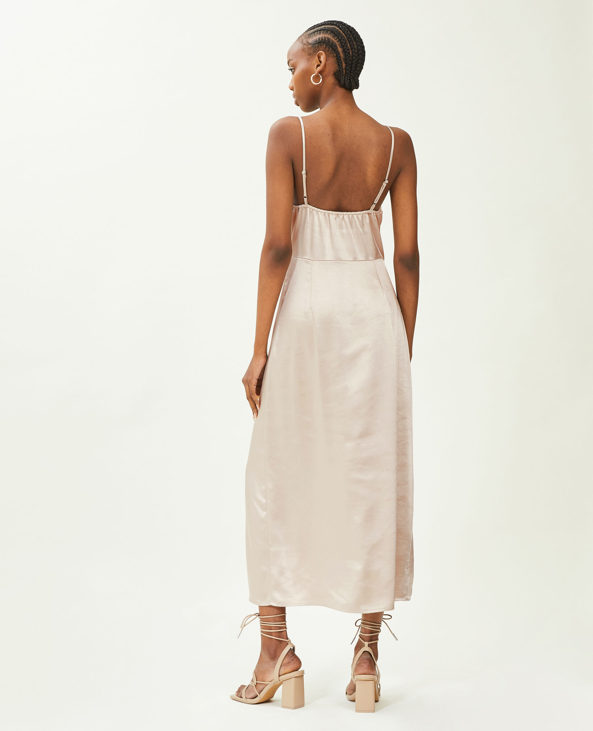 Robe longue tissu satiné encolure bénitier - Écru