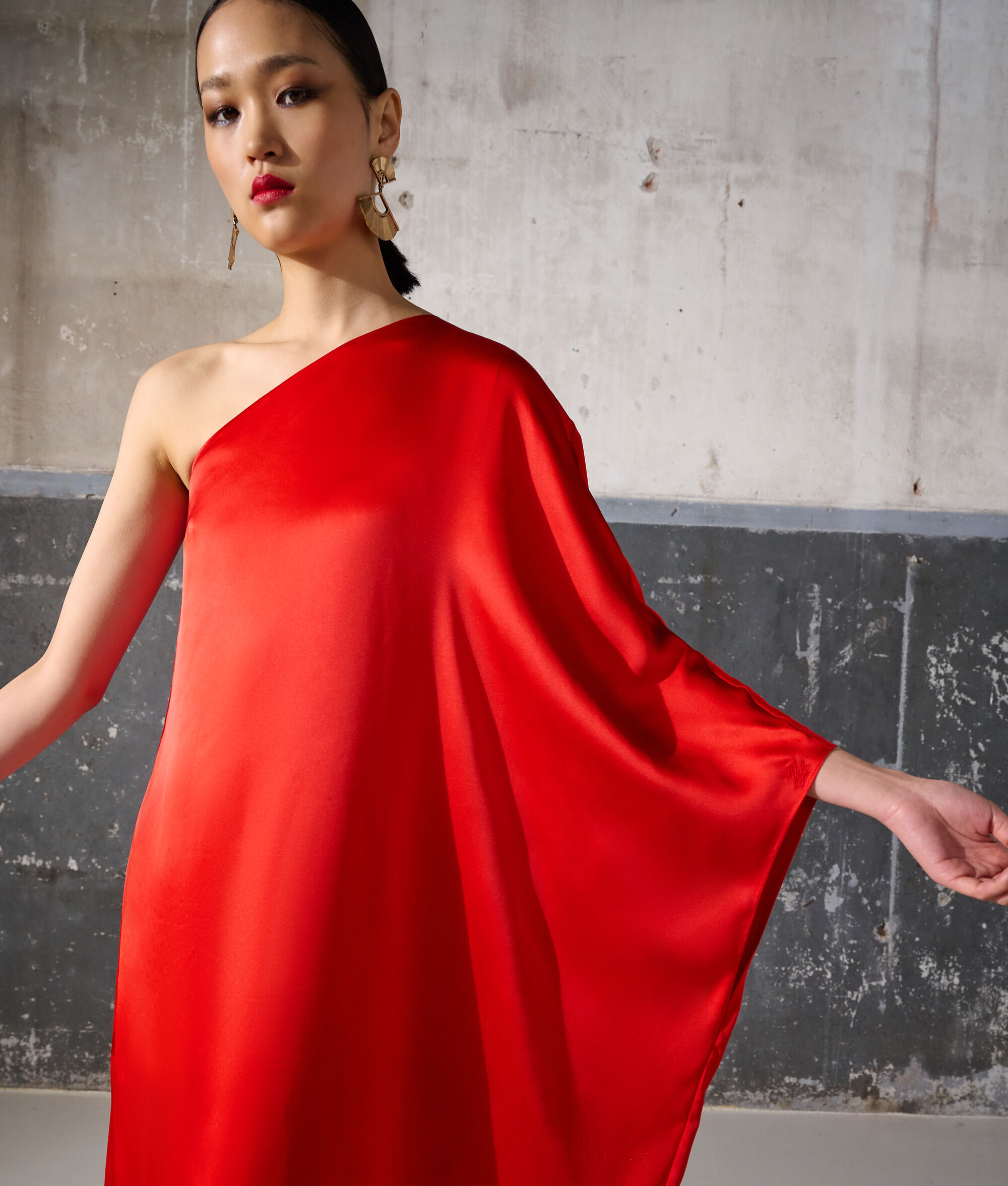 ROBE ASYMÉTRIQUE EN SATIN DRAPÉE