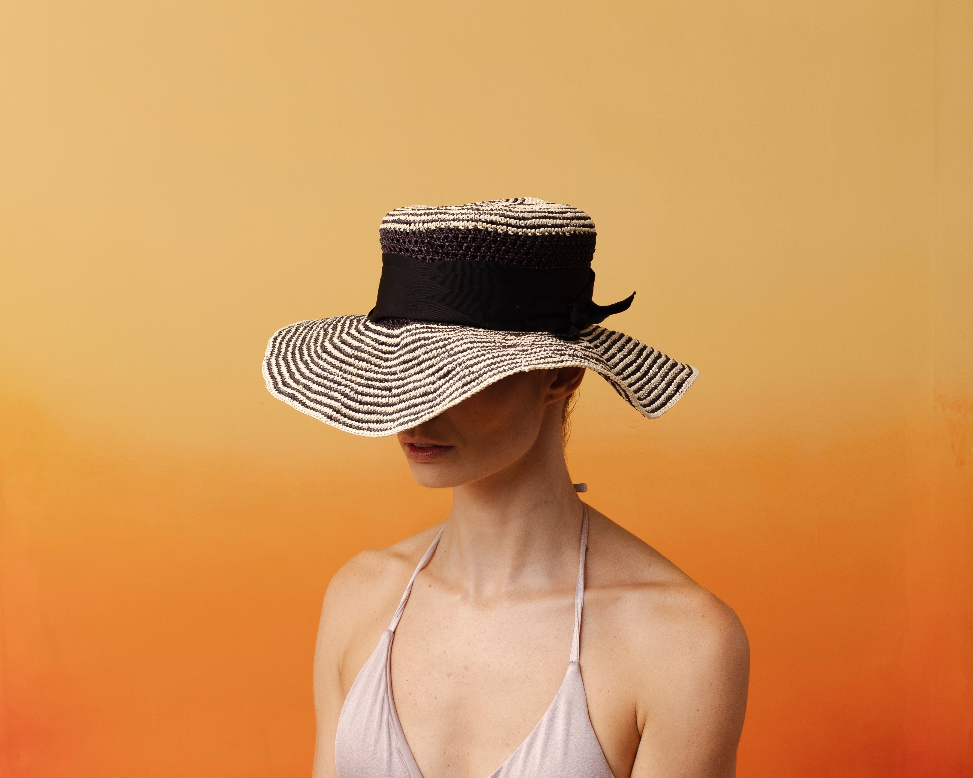 Chapeau bicolore au crochet à long bord