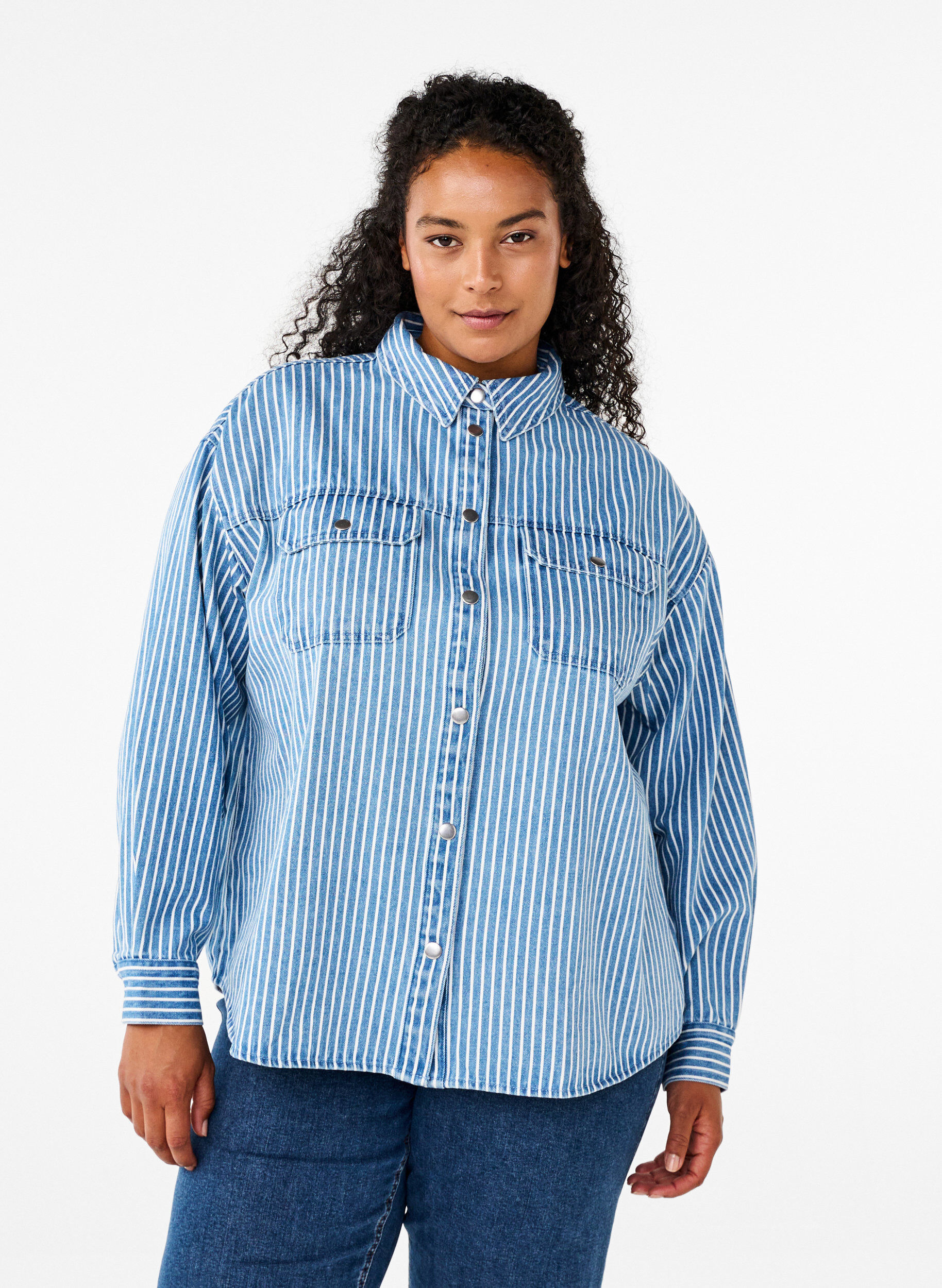 Stribet denimskjorte med brystlommer