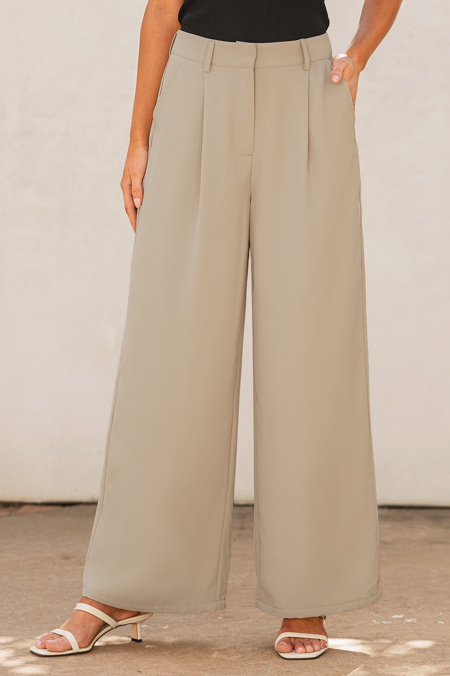 Pantalon à jambes droites plissé beige