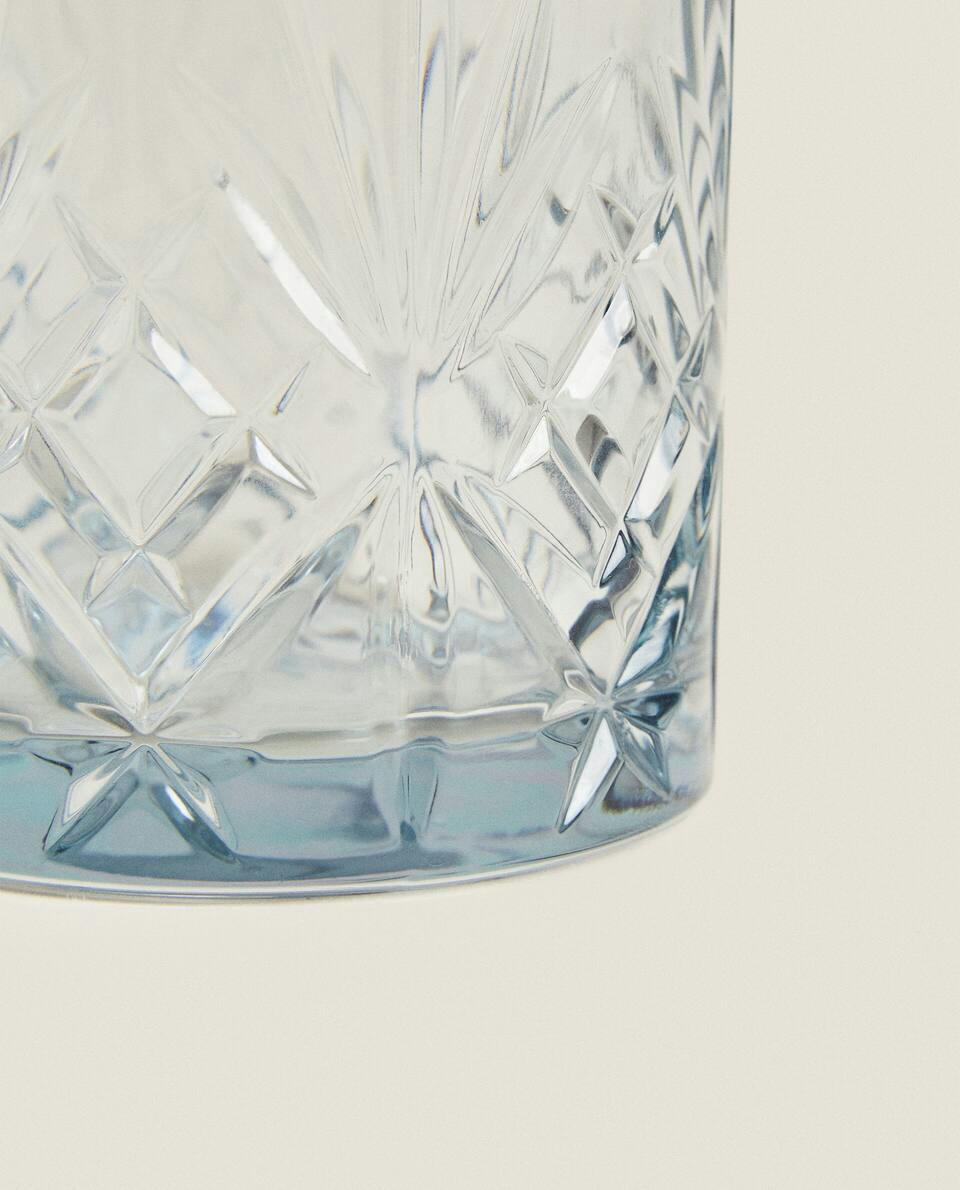 Copo de cristal com design em relevo