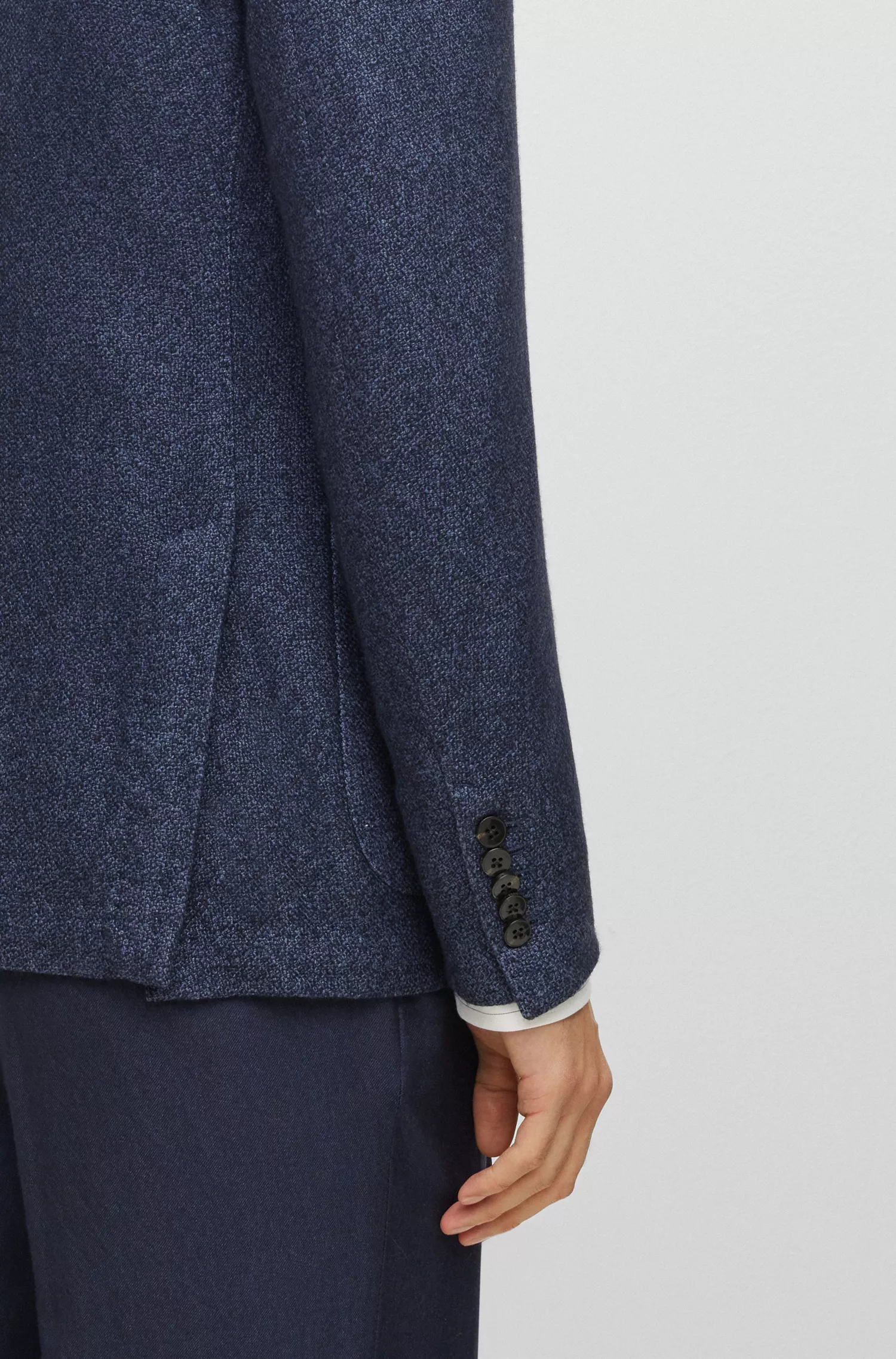 Jaqueta BOSS cor camelo, corte slim, em seda e cashmere com microestampa.