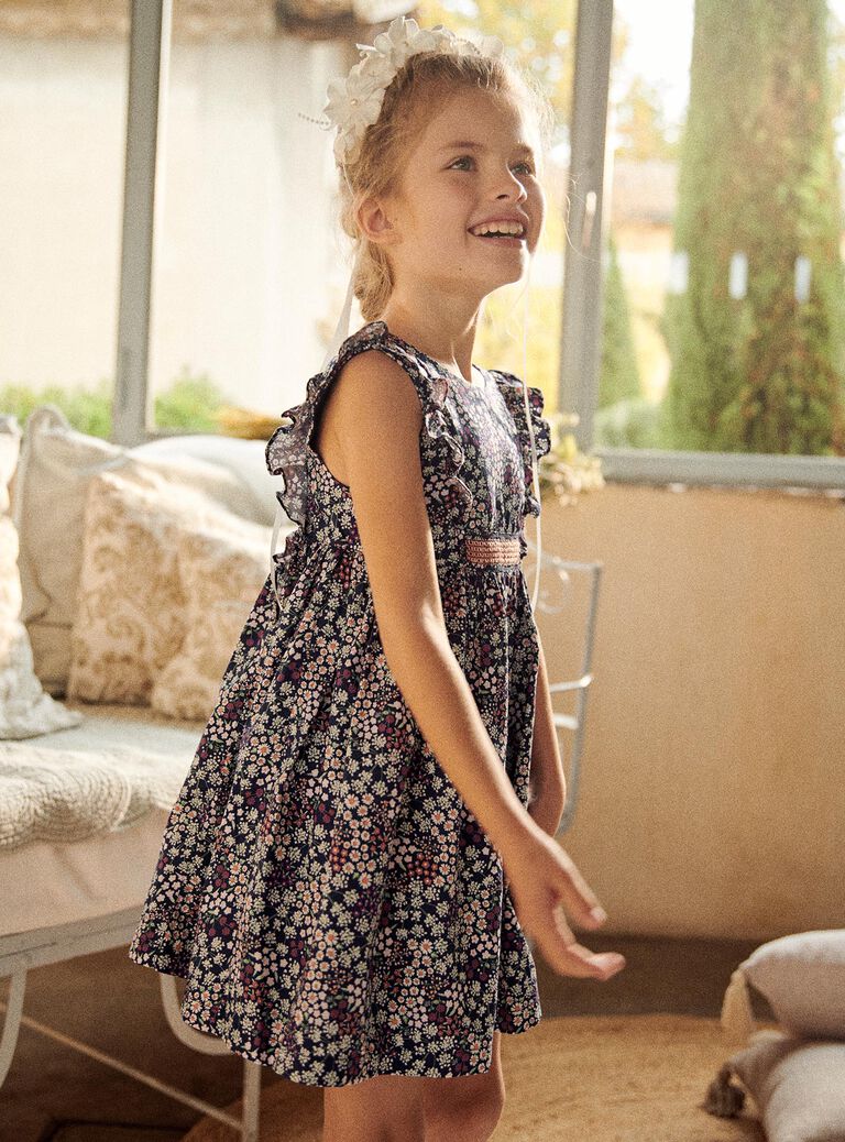 Robe violette en satin de coton fleuri