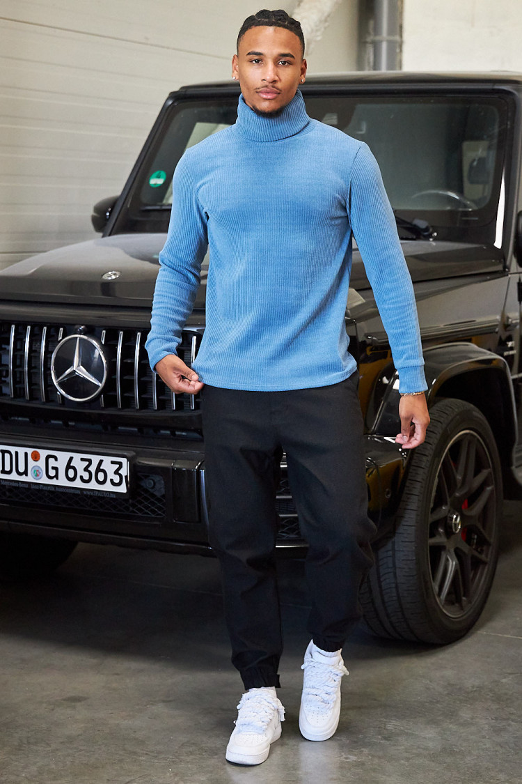 Pull bleu col roulé en velours côtelé