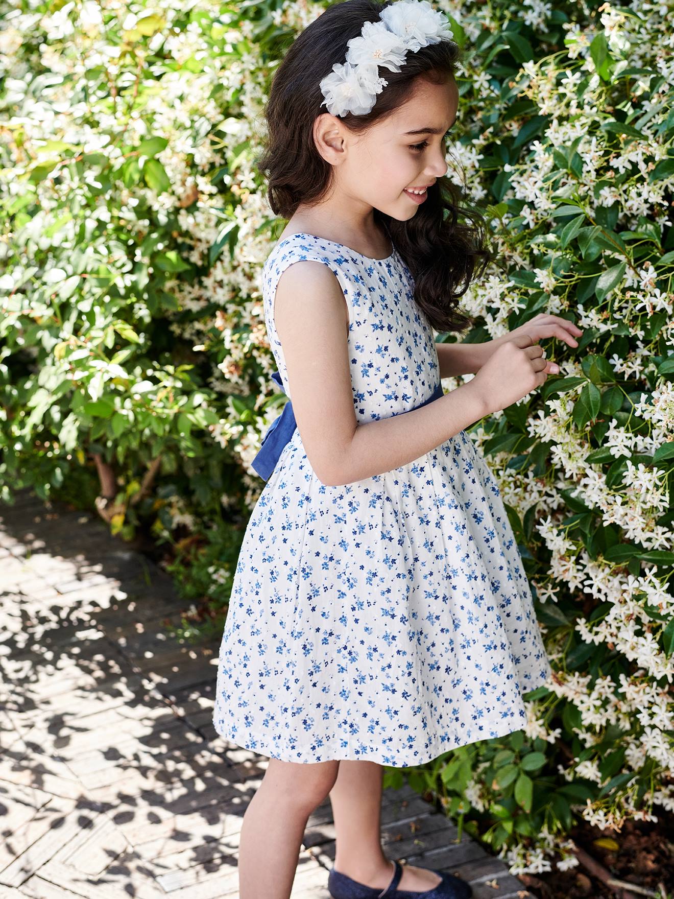 Vestido de festa infantil com flores e plumettis, e cinto com laço nas costas, na cor cru.
