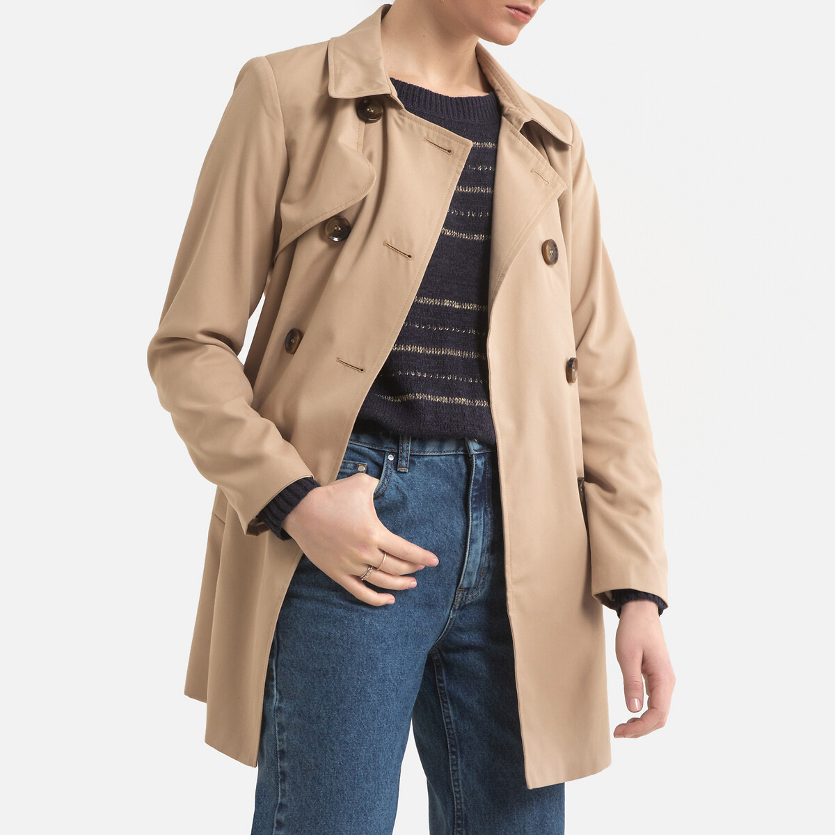SOMENTE<br>Trench coat com fechamento por botões e cinto para amarrar