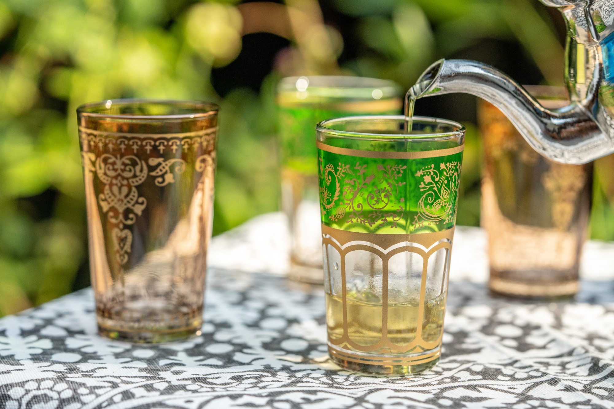 Teeglas mit Brandglasur, grün-gold, H 8,5 cm, Ø 5 cm zu 4,40
