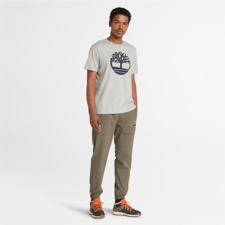Camiseta masculina cinza com o logotipo da árvore do rio Kennebec.