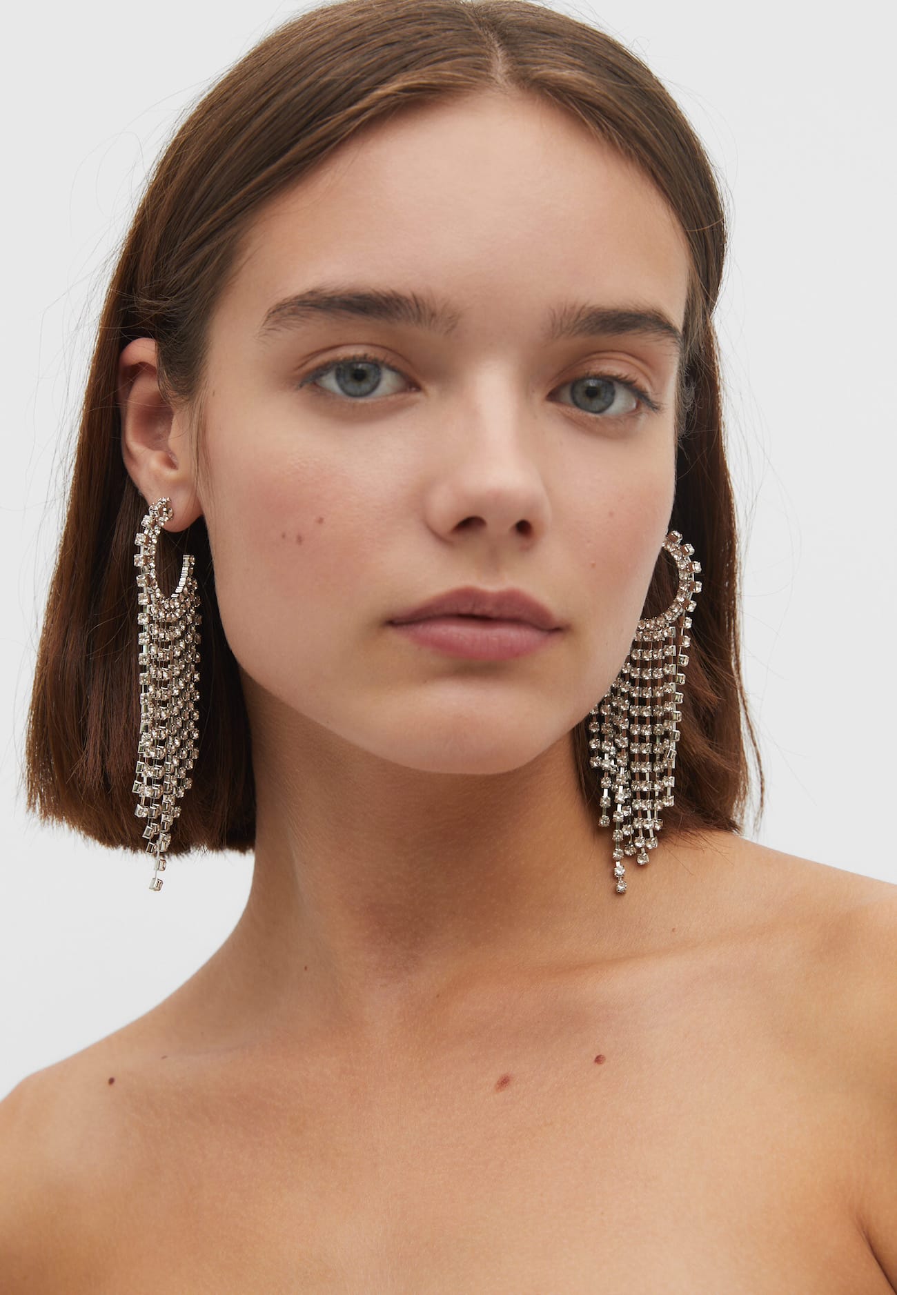 Brincos de argola em cascata com strass