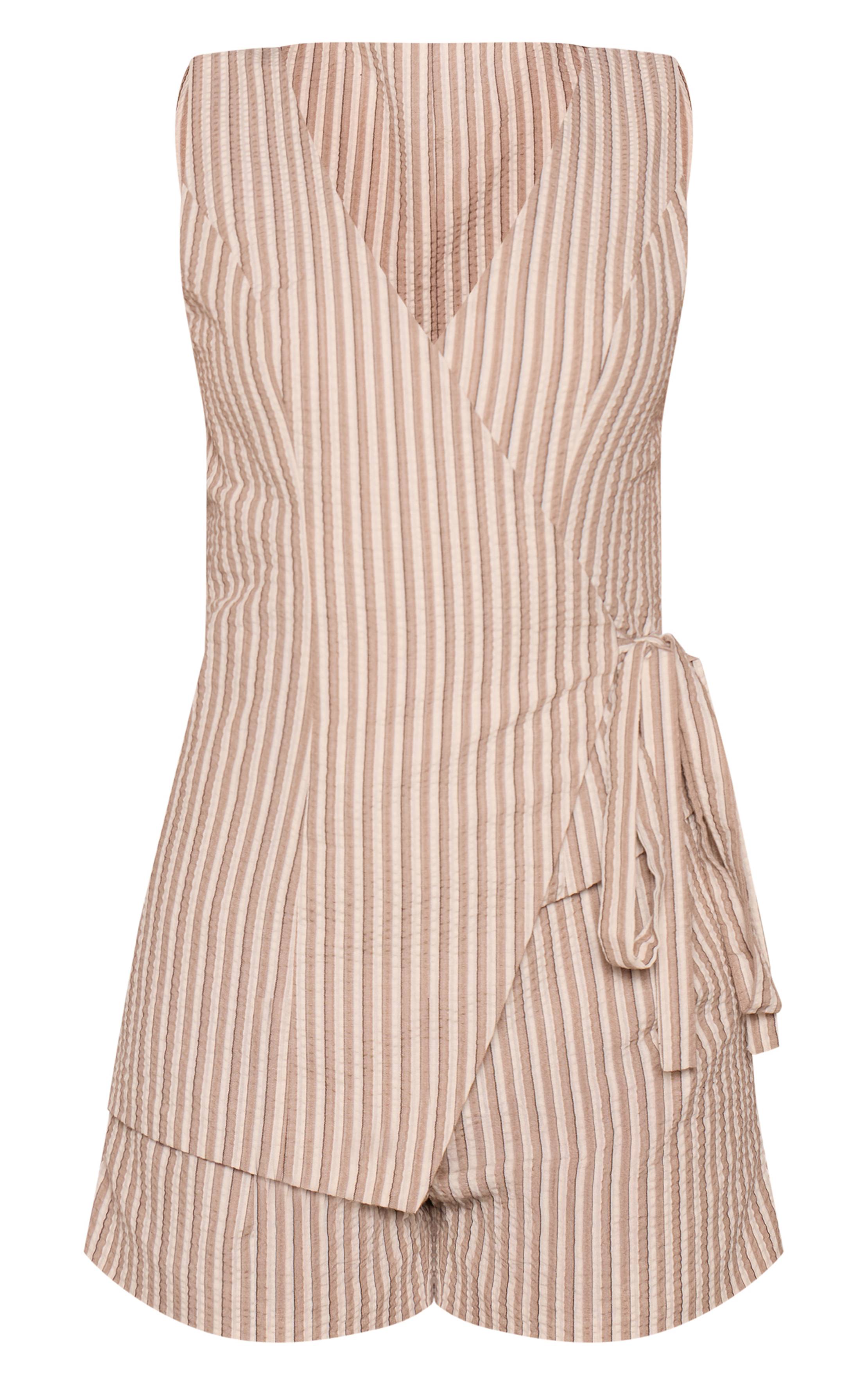 Taupe Combinaison-short À Rayures Fines Tissée Avec Détail Cache-cœur