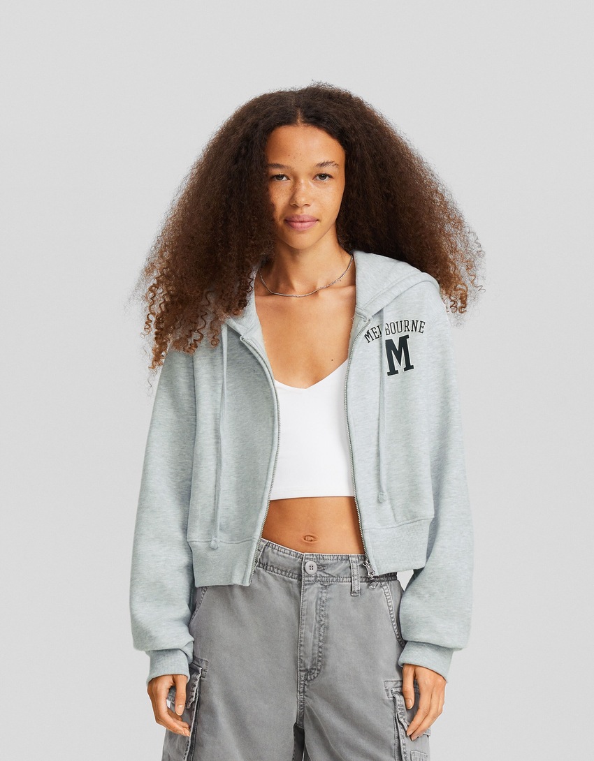 Blusa de moletom cropped com zíper e estampa.