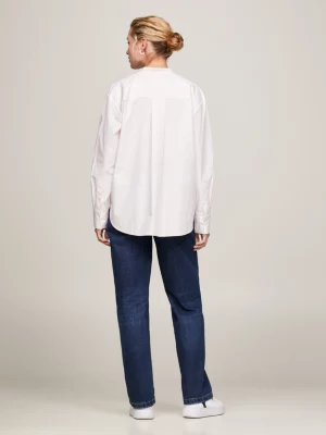Camisa listrada sem gola e de modelagem ampla.