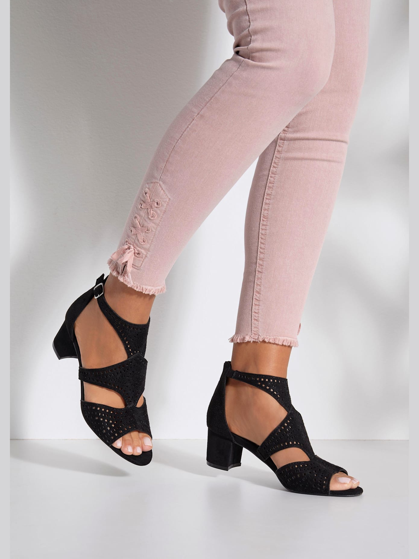 Sandales à brides découpes tendance et talon bottier confortable
