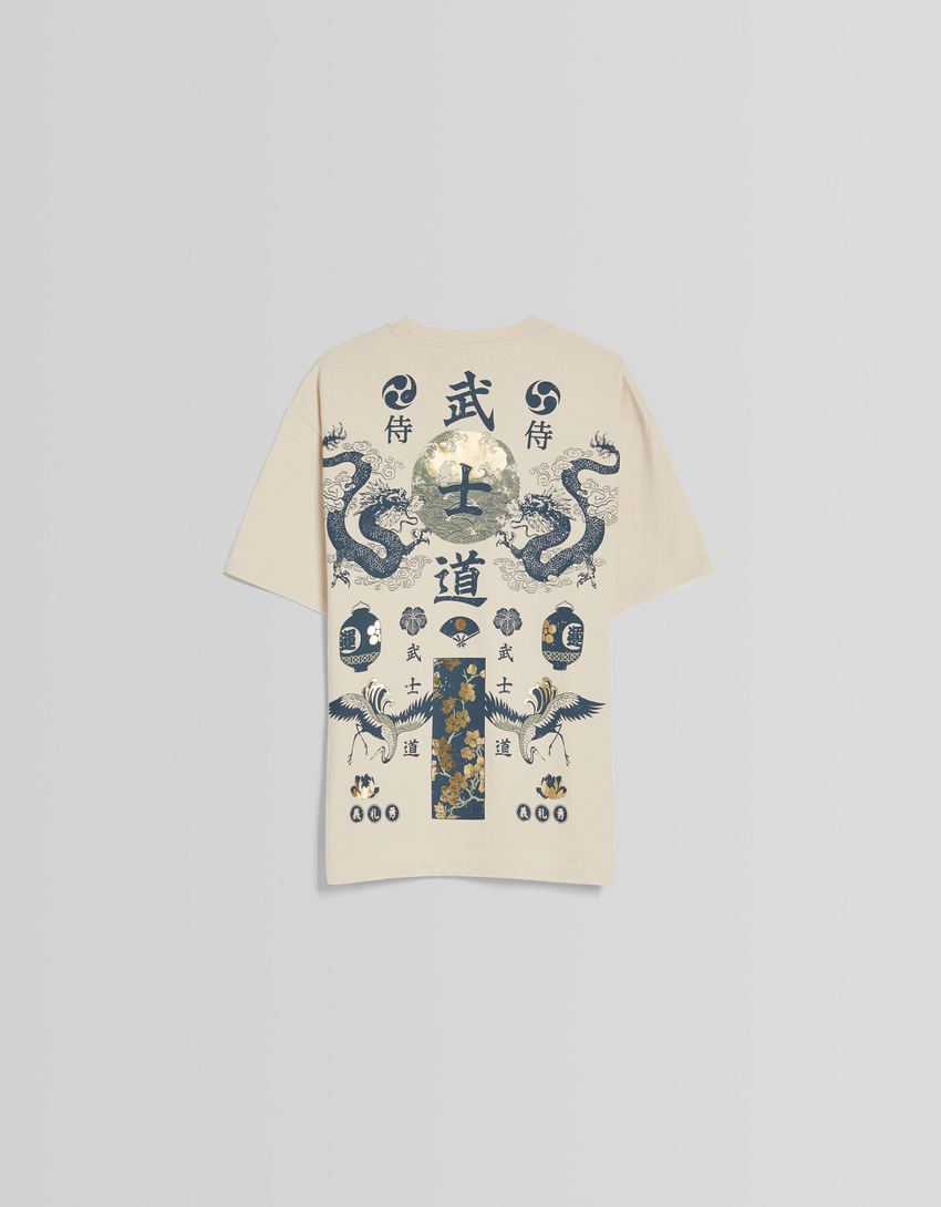 Camiseta de manga curta com estampa de strass e modelagem quadrada
