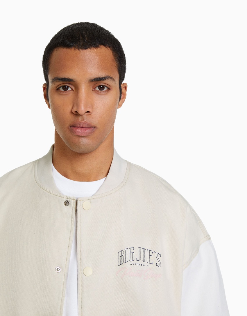 Jaqueta bomber jeans com costura contrastante