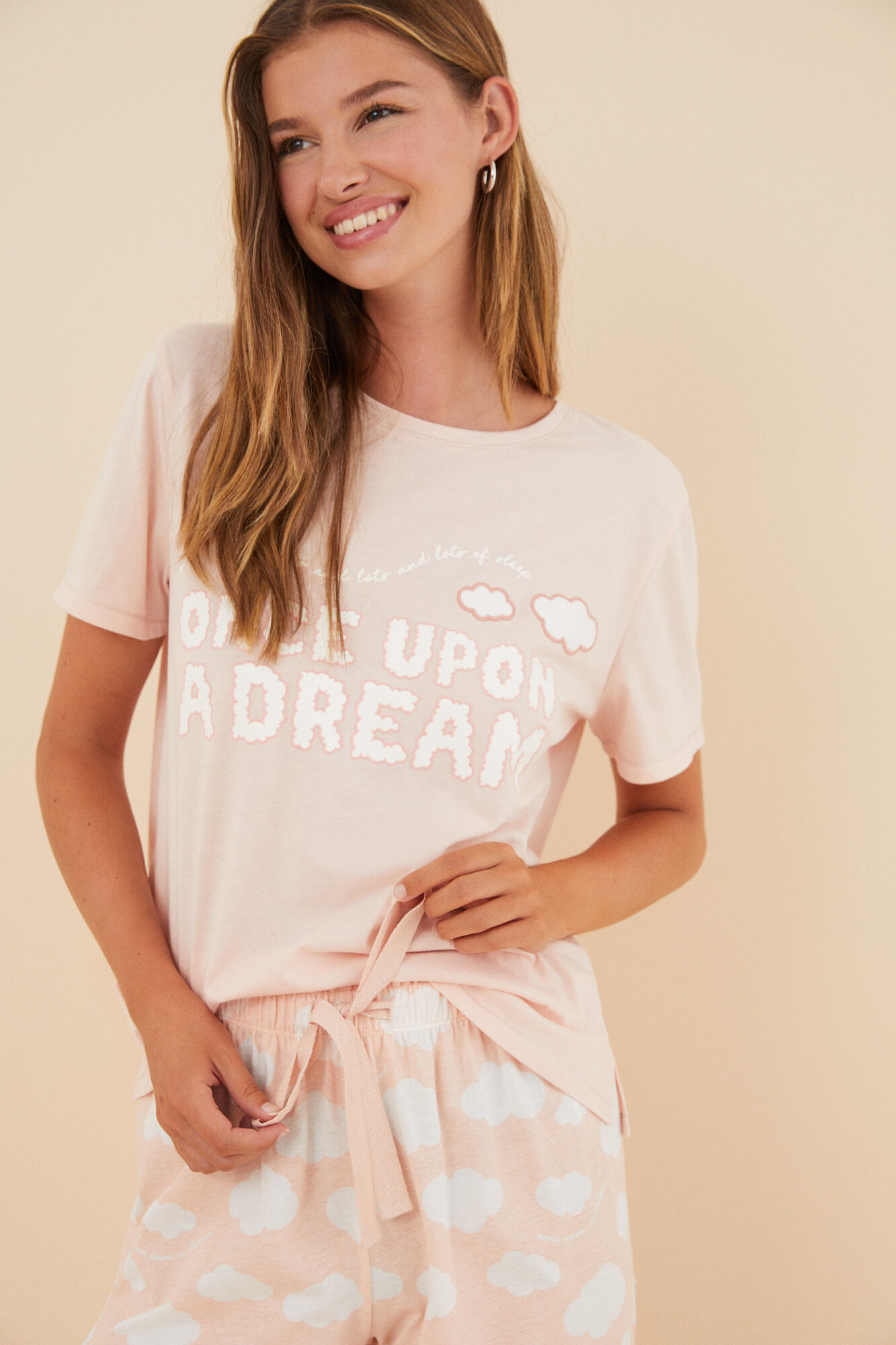 Pijama Capri laranja com estampa de nuvens, 100% algodão.