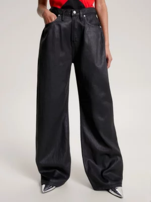 Calça jeans preta revestida de cintura média e modelagem relaxada